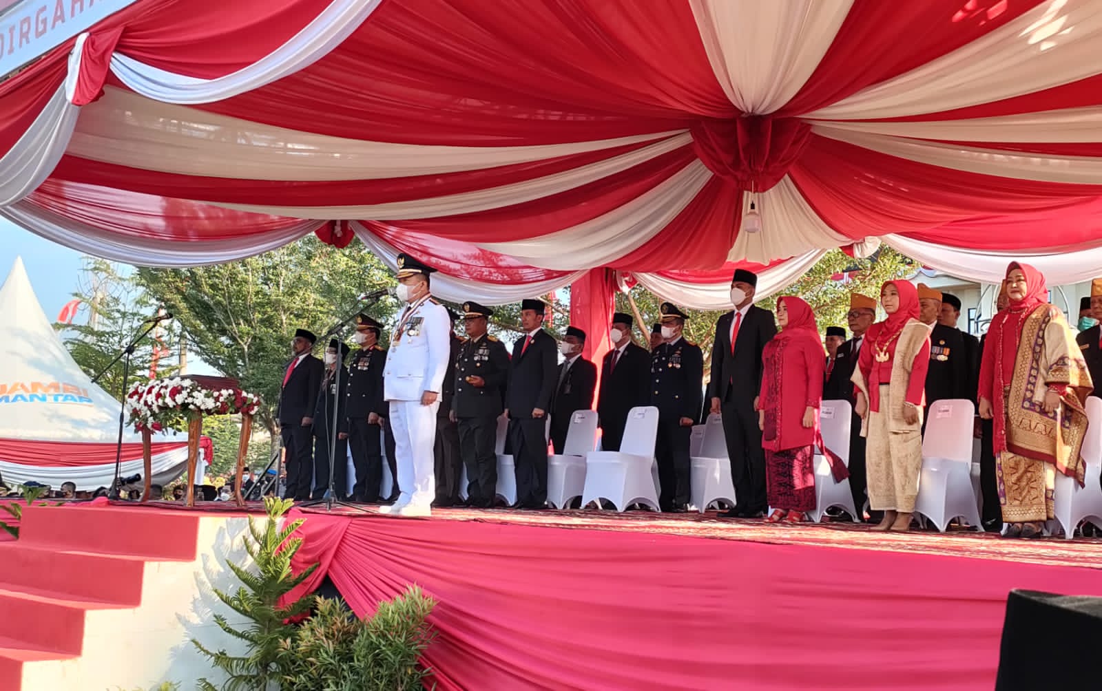 Al Haris saat pimpin upacara peringatan HUT ke 77 RI di lapangan Kantor Gubernur Jambi