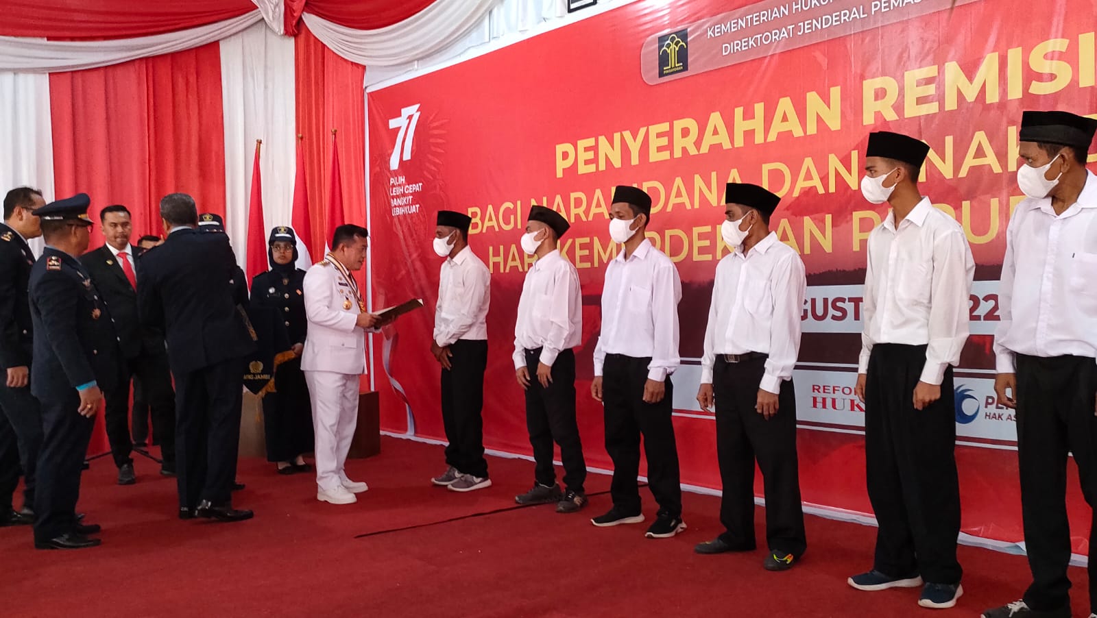 Gubernur Al Haris saat serahkan remisi untuk warga binaan Lapas Jambi