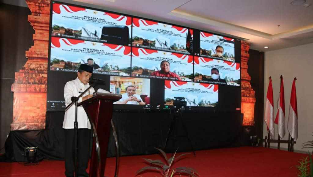 Gubernur Al Haris saat penyerahan sertifikat hak atas tanah program strategi nasional tahun 2021