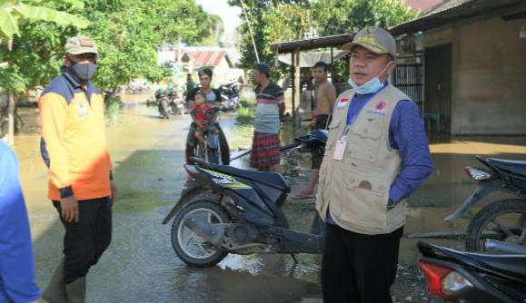 Al Haris saat tinjau banjir di wilayah Tabir