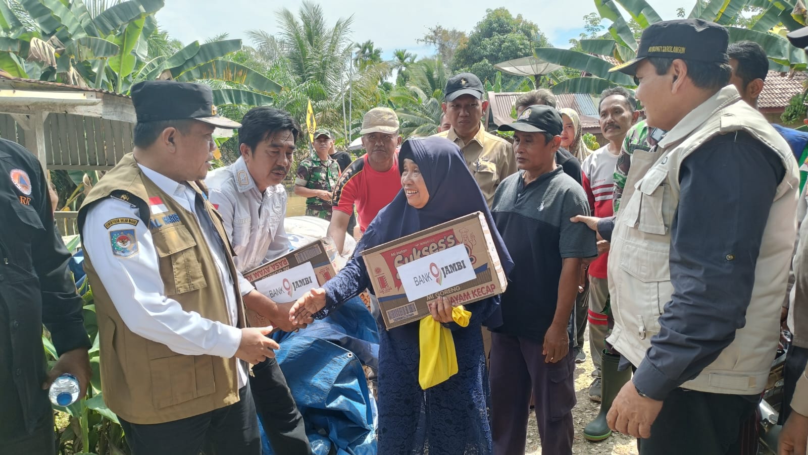 Al Haris salurkan bantuan korban banjir di Mandiangin, Sabtu (20/1)