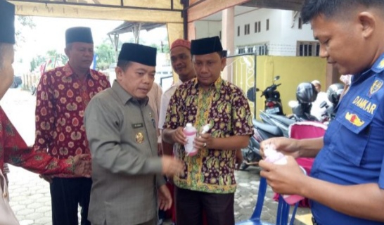 Bupati Merangin, Al Hars saat praktekan pemakain hand sanitizer