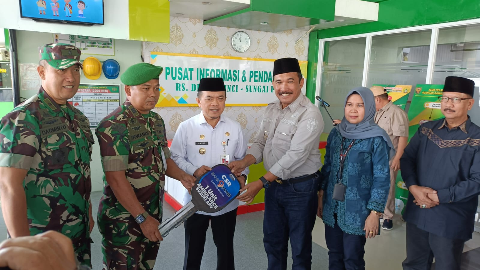 Al Haris menyerahkan bantuan mobil ambulance untuk rumah sakit DKT Kerinci, Sabtu (16/3)