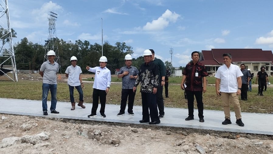 Al Haris dan Abdullah Sani melakukan peninjauan pembangunan arena STQ, Jumat (4/8)