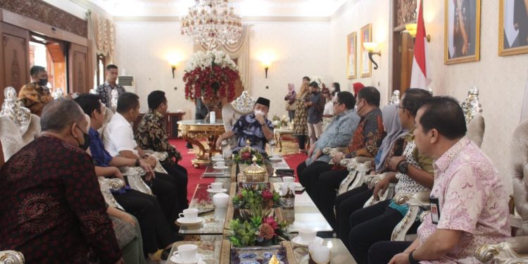 Gubernur Al Haris saat terima audiensi Bawaslu RI di Rumas Dinas Gubernur Jambi