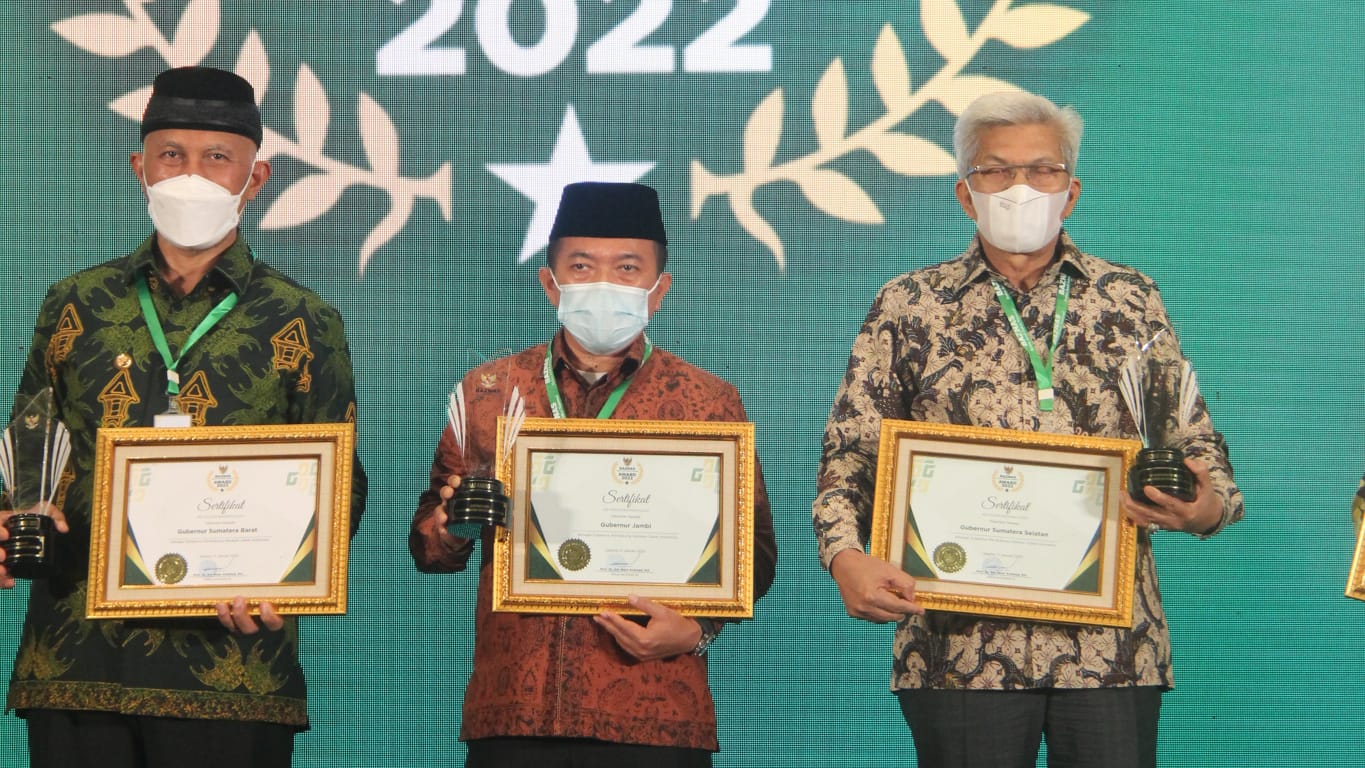 Gubernur Al Haris (tengah) saat terima penghargaan Baznas Award 2022