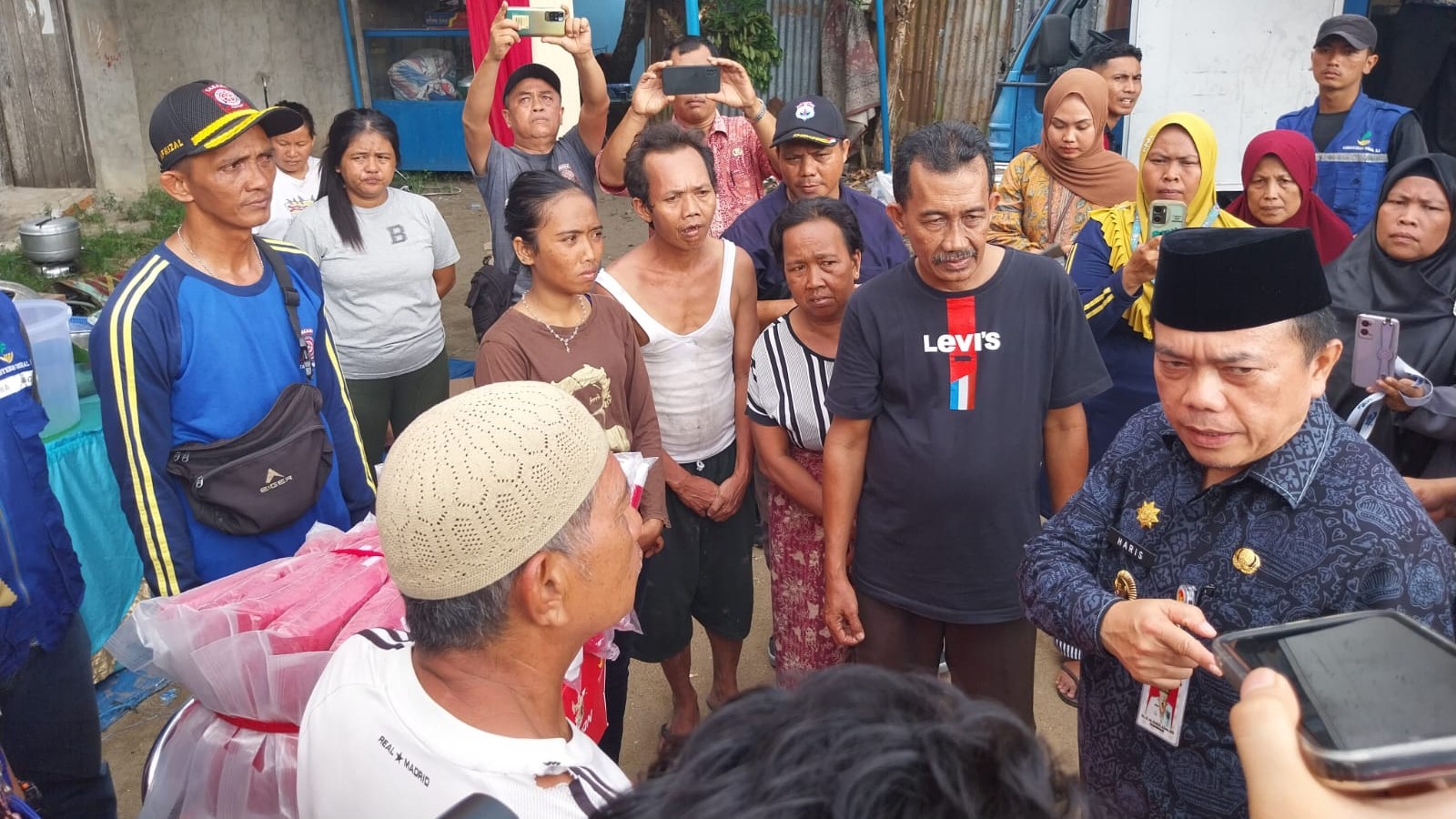 Turun ke ;okasi kebakaran Legok, Al Haris serahkan bantuan pada korban, Kamis (27/7)