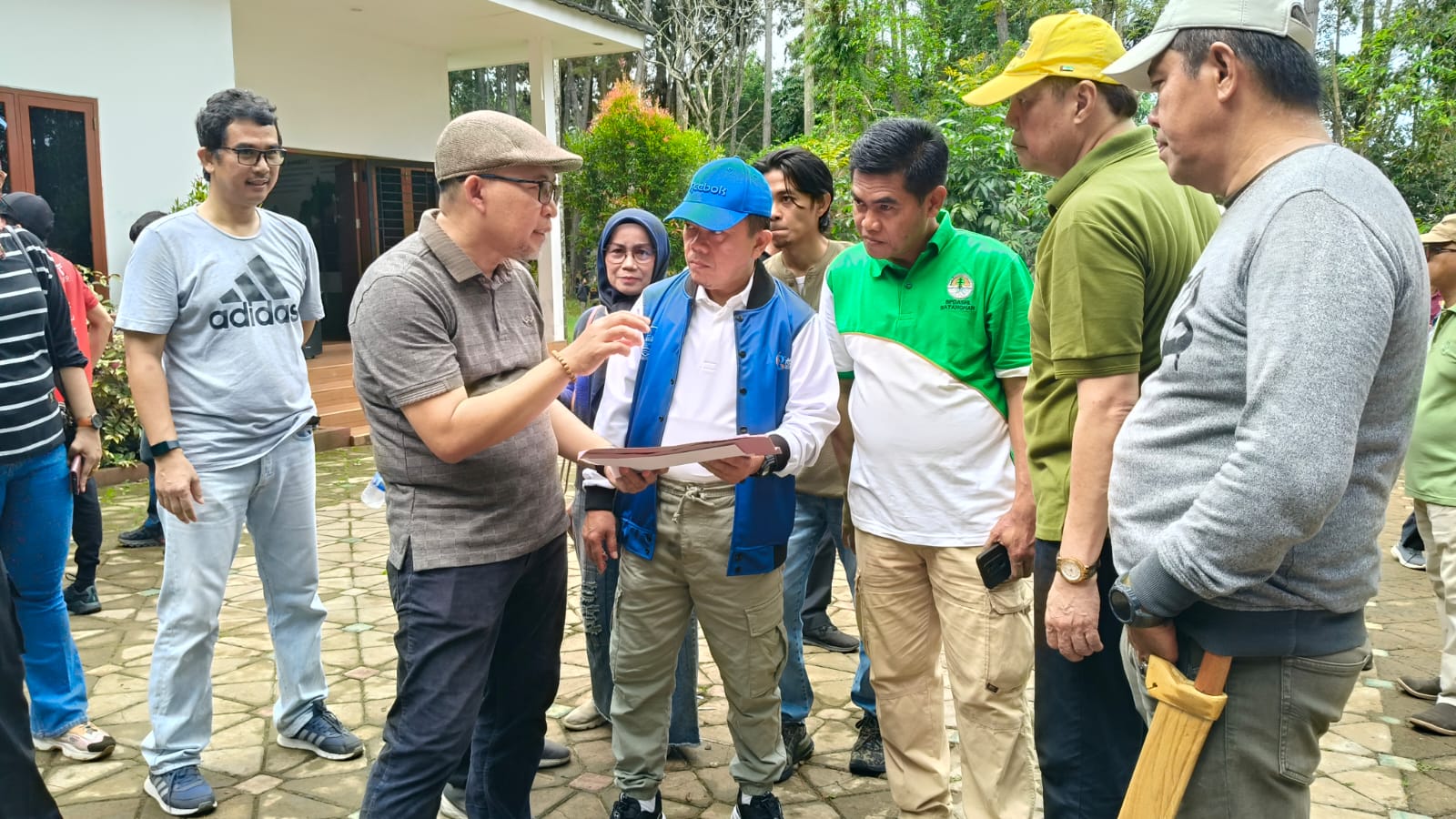 Al Haris saat gotong royong dan olahraga bersama di kawasan Hutan Pinus Kenali Kota Jambi