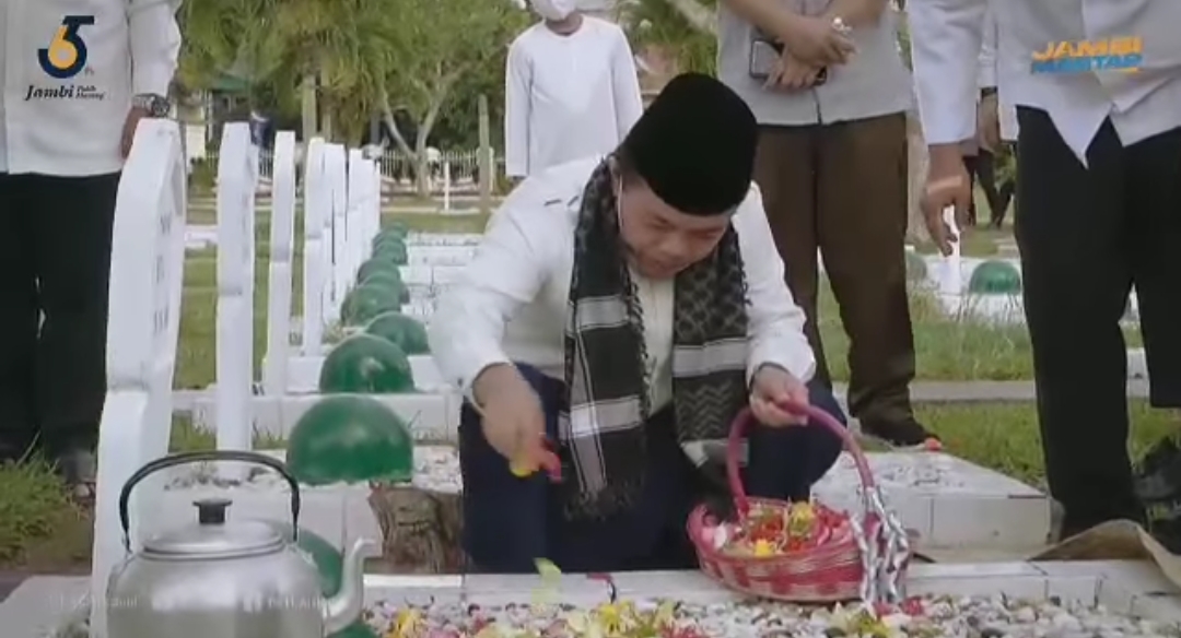 Gubernur Al Haris saat ziarah ke makam para Gubernur Jambi