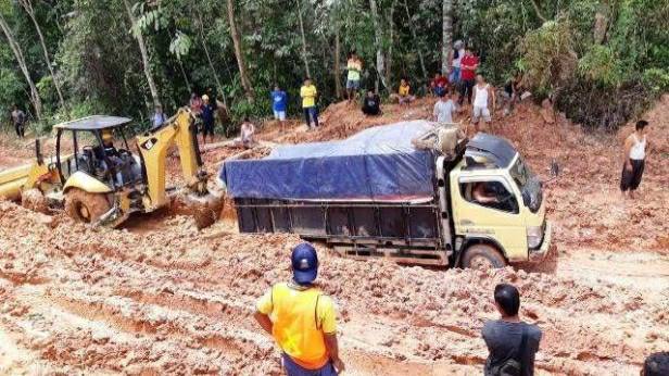 Petugas saat perbaiki jalan Batang Asai