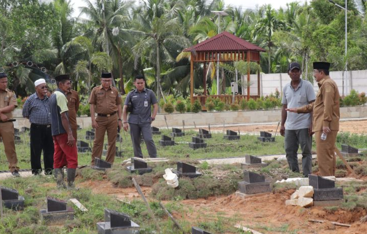 Anwar Sadat tinjau TPU Desa Sialang, Selasa (16/4)