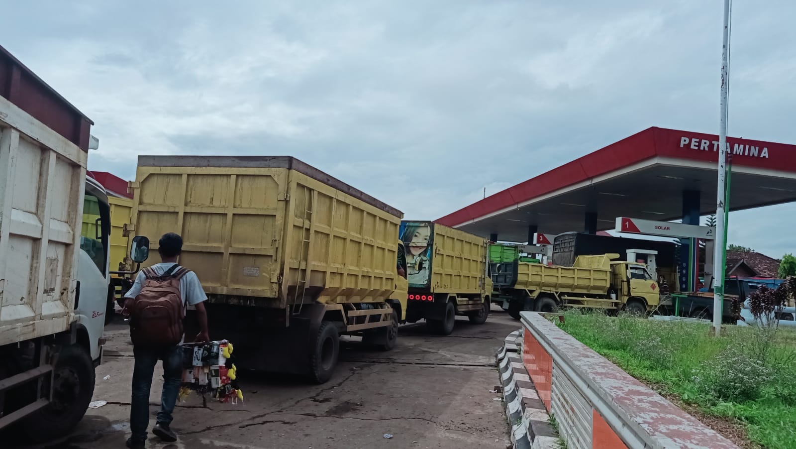 Antrean truk batubara di SPBU (ilustrasi)