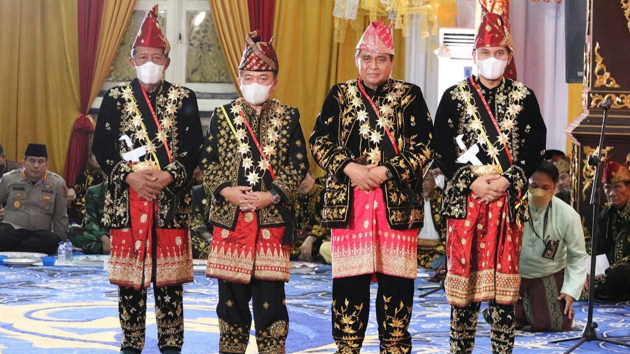 Penganugerahan gelar adat LAM Jambi kepada Abdullah Sani (kiri), Al Haris dan Edi Purwanto (kanan)