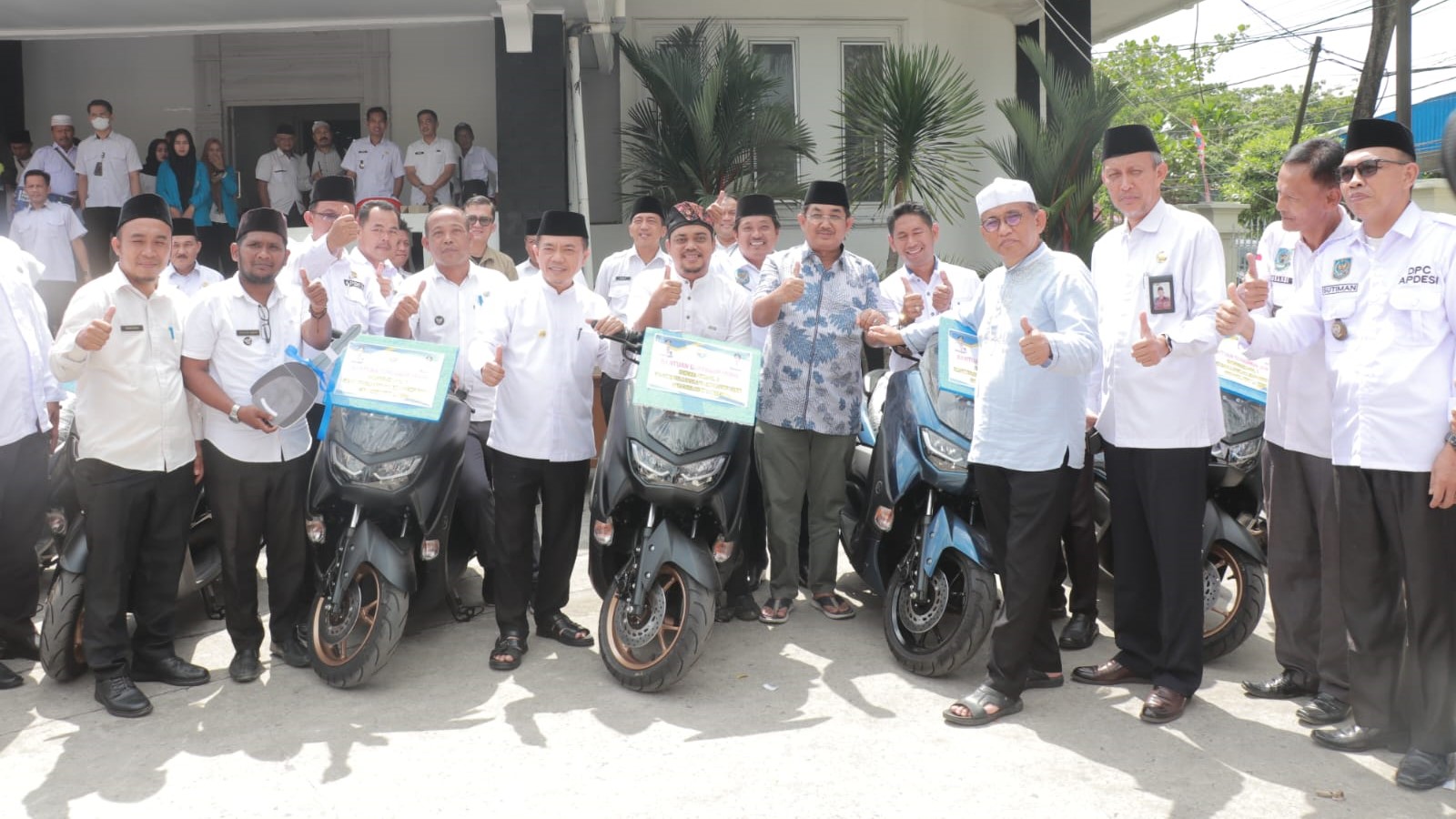 Anwar Sadat dan Al Haris penyerahan bantuan motor dinas untuk Kades se-Tanjab Barat, Rabu (25/10)