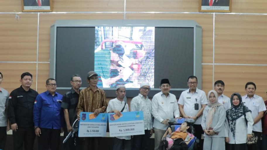 Anwar Sadat salurkan bantuan program atensi dari Kemensos