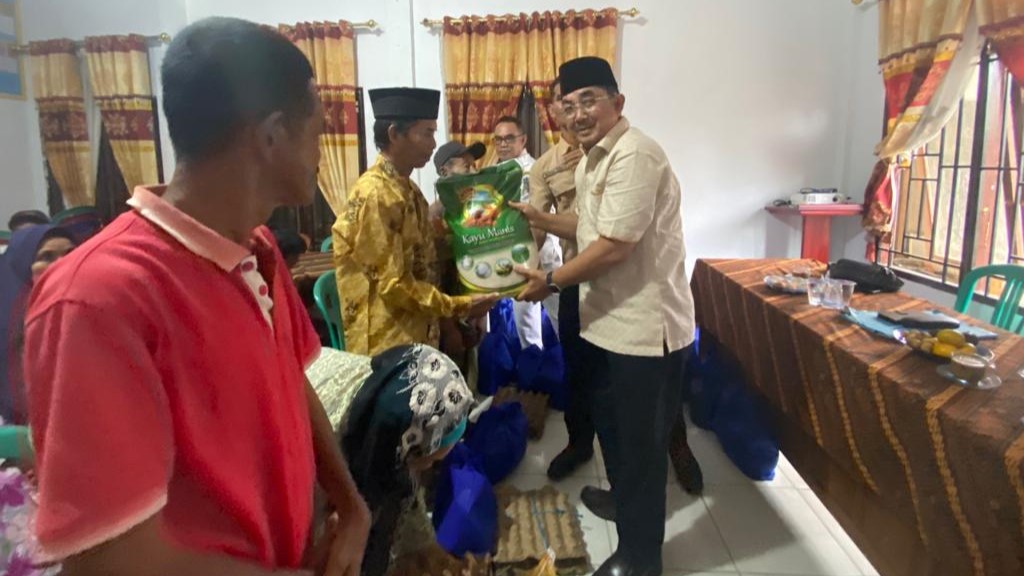 Anwar Sadat serahkan Bansos kepada lansia di Kuala Betara, Kamis (16/11)