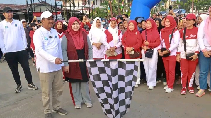 Anwar Sadat membuka kegiatan jalan santai dan senam sehat Berkah Madani