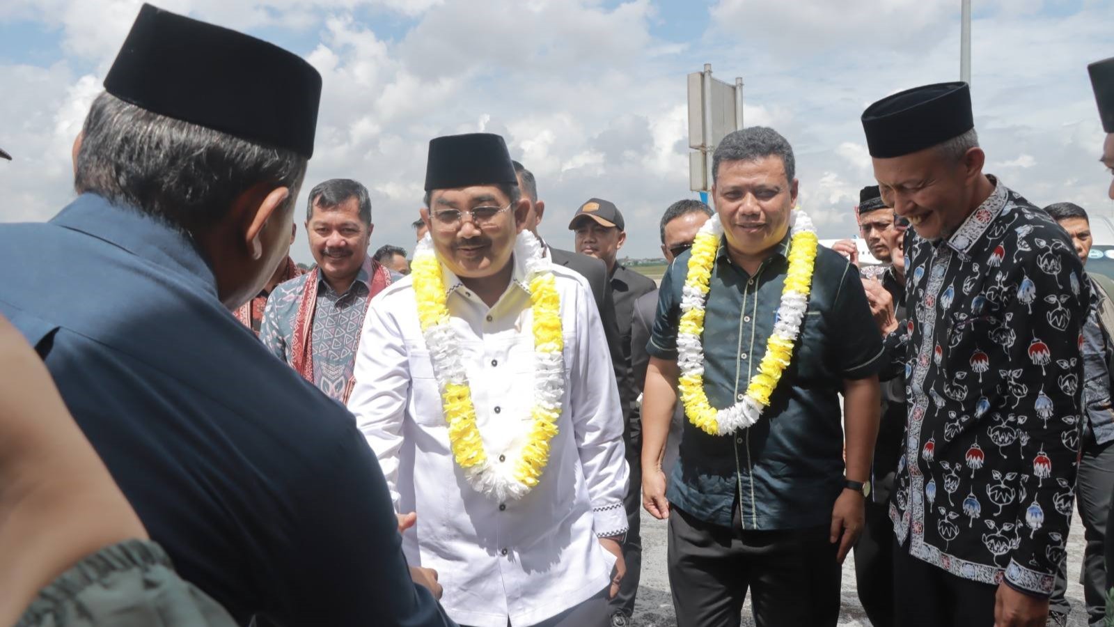 Bupati dan Wabup Tanjab Barat kembali usai pelantikan dan retret di Jakarta