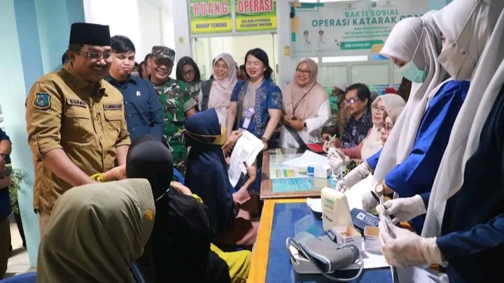 Anwar Sadat gelar bakti sosial operasi katarak gratis di RSUD KH Daud Arif    