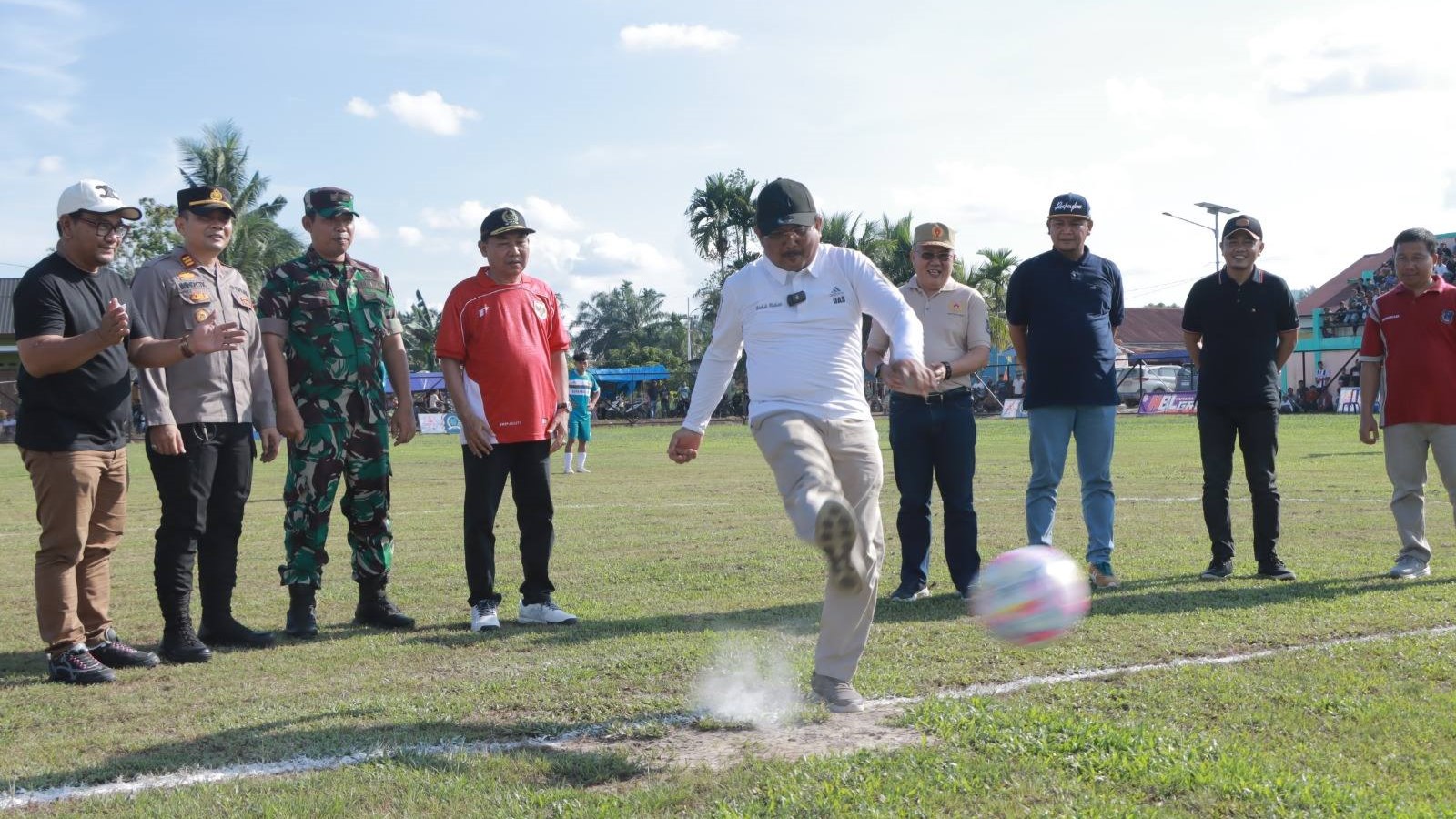  Anwar Sadat buka turnamen sepakbola Hamdani Cup VII