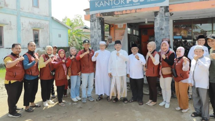 Anwar Sadat kunjungi Kantor Pos Kuala Tungkal untuk penyerahan bantuan PKH, Jumat (16/2)