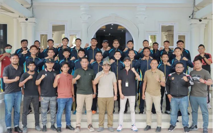 Bupati Anwar Sadat lepas tim sepak bola Tanjab Barat mengikuti Gubernur Cup 2023, Sabtu (7/1)