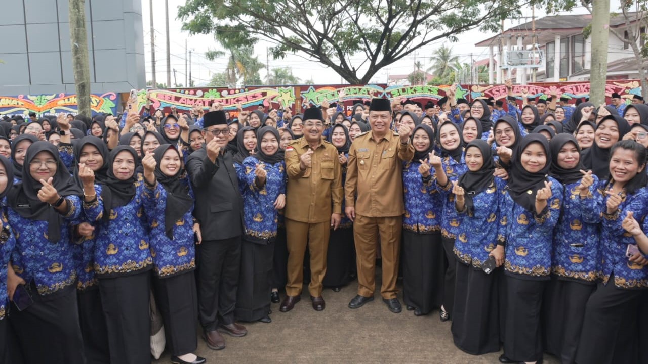 Anwar Sadat serahkan SK 622 ASN baru di Tanjab Barat