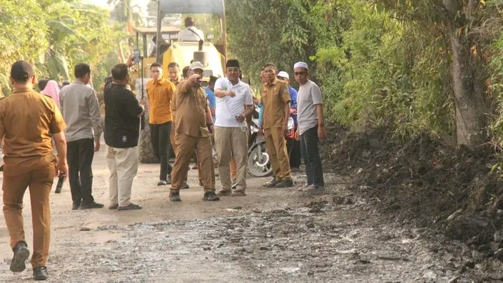 Anwar Sadat gerak cepat perbaiki jalan yang rusak