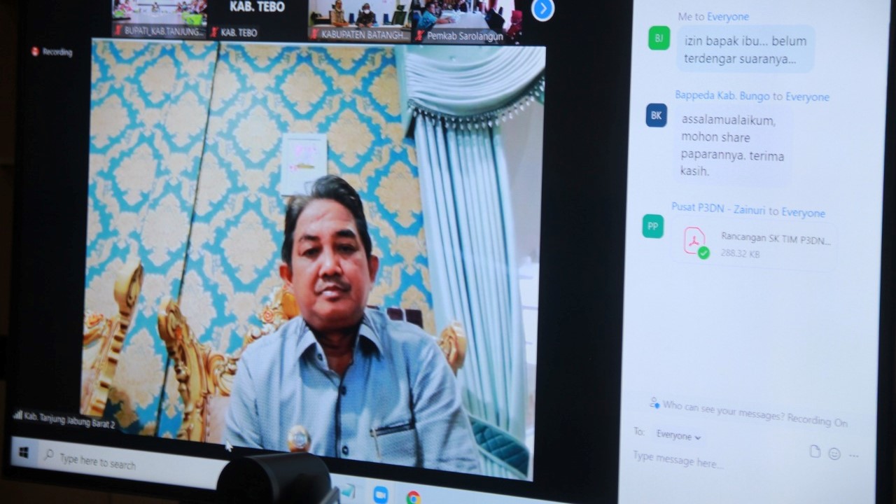 Bupati Anwar Sadar saat mengikuti rakor P3DN secara virtual