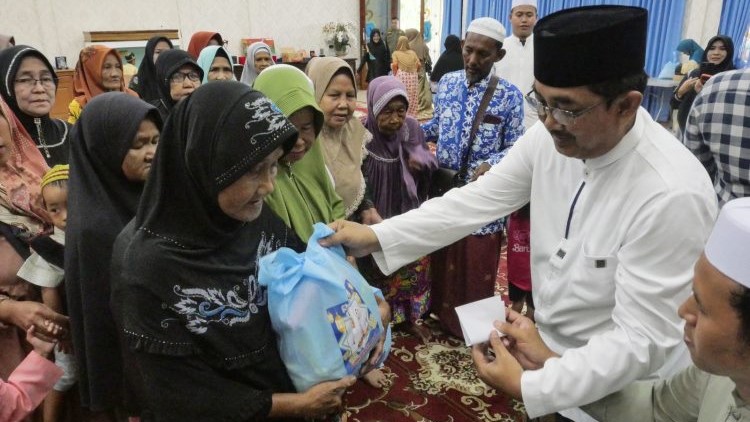 Anwar Sadat gelar doa selamat dan berikan santunan kepada janda dan lansia, Rabu (24/1)