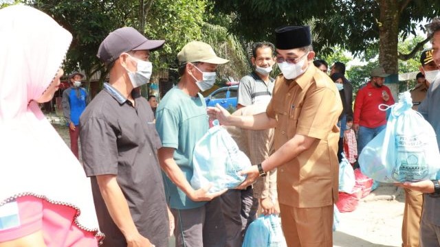 Bupati Anwar Sadat saat serahkan bantuan korban banjir di Kecamatan Betara