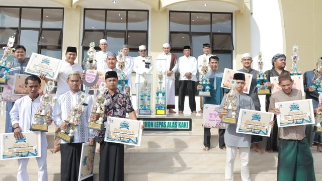 Bupati dan Wabup Tanjab Barat sholat Idul Fitri 1444 H di Masjid Syeikh Utsman Kuala Tungkal
