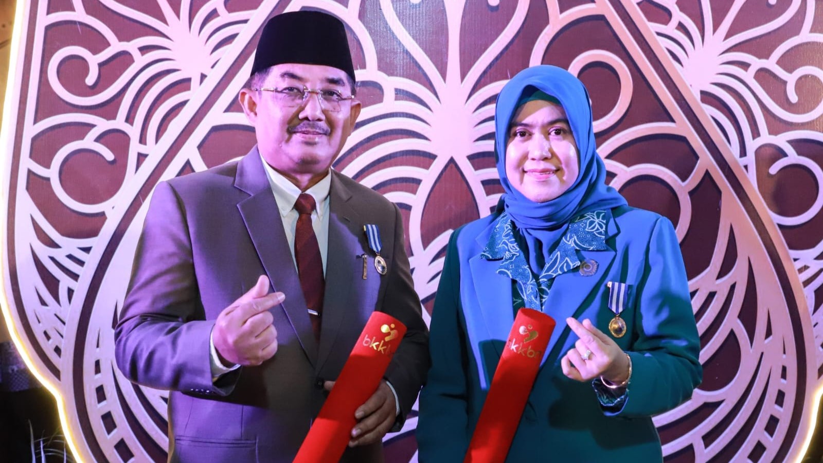 Anwar Sadat dan Ketua TP PKK Tanjab Barat terima penghargaan MKK dari BKKBN RI