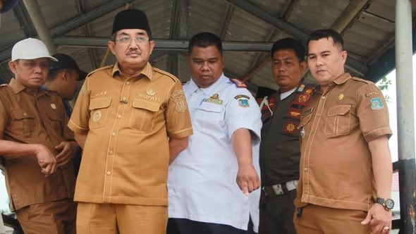 Anwar Sadat didampingi Kadishub Tanjab Barat, Agus Sumantri saat meninjau dermaga apung