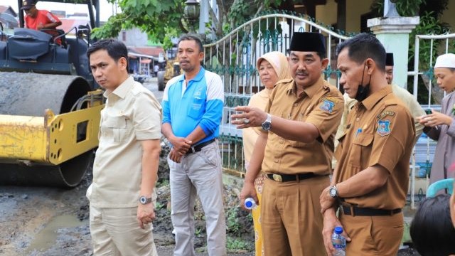 Bupati Anwar Sadat saat tinjau perbaikan Jalan Hidayat