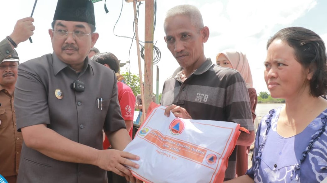 Anwar Sadat tinjau lokasi bencana alam tanah longsor di Kelurahan Senyerang, Senin (29/5)