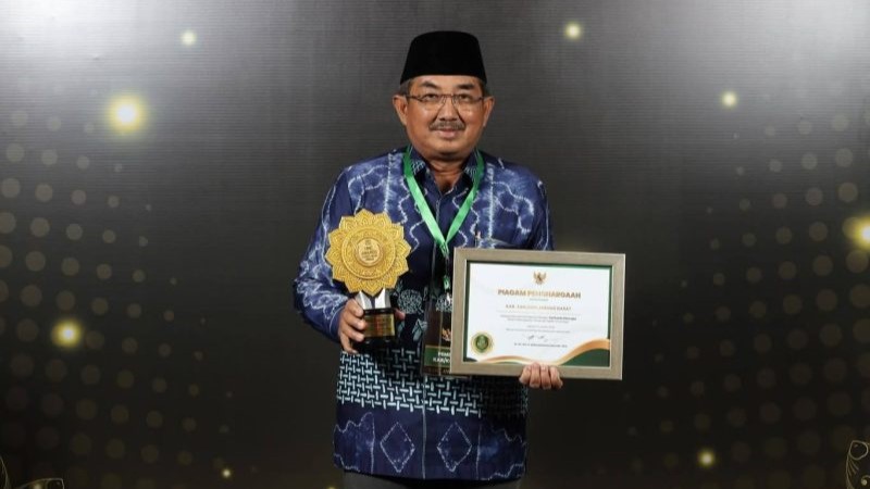Bupati Anwar Sadat Terima UHC Awards 2026