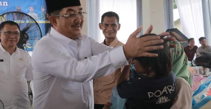 Anwar Sadat peduli dan dedikasi terhadap warga terdampak banjir di Betara