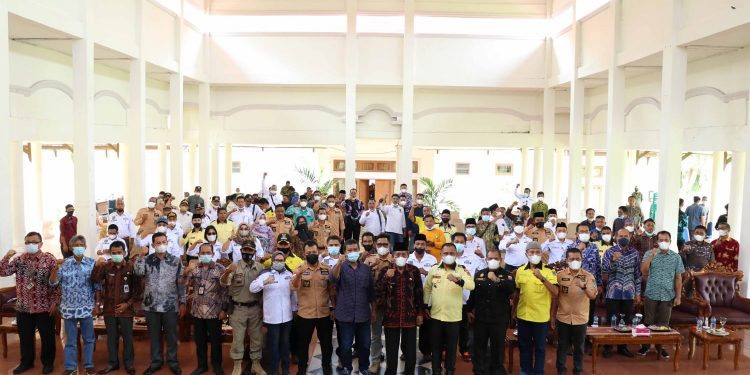 Romi bersama Wagub Abdullah Sani dan para Kades di Jambi