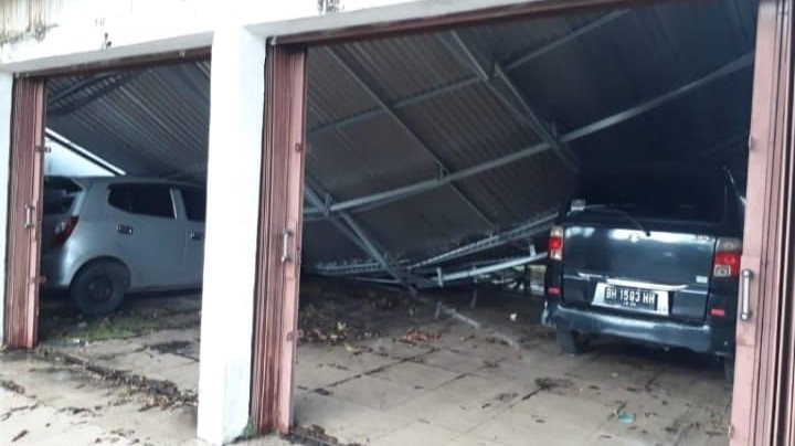 Atap di Rumah Dinas Bupati Merangin ambruk akibat hujan deras