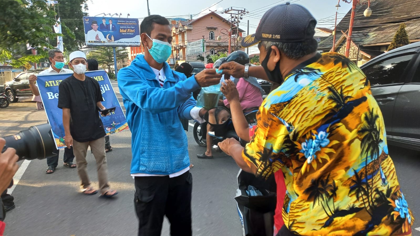 Atlet difabel Jambi saat berbagi takjil Ramadan ke pengguna jalan