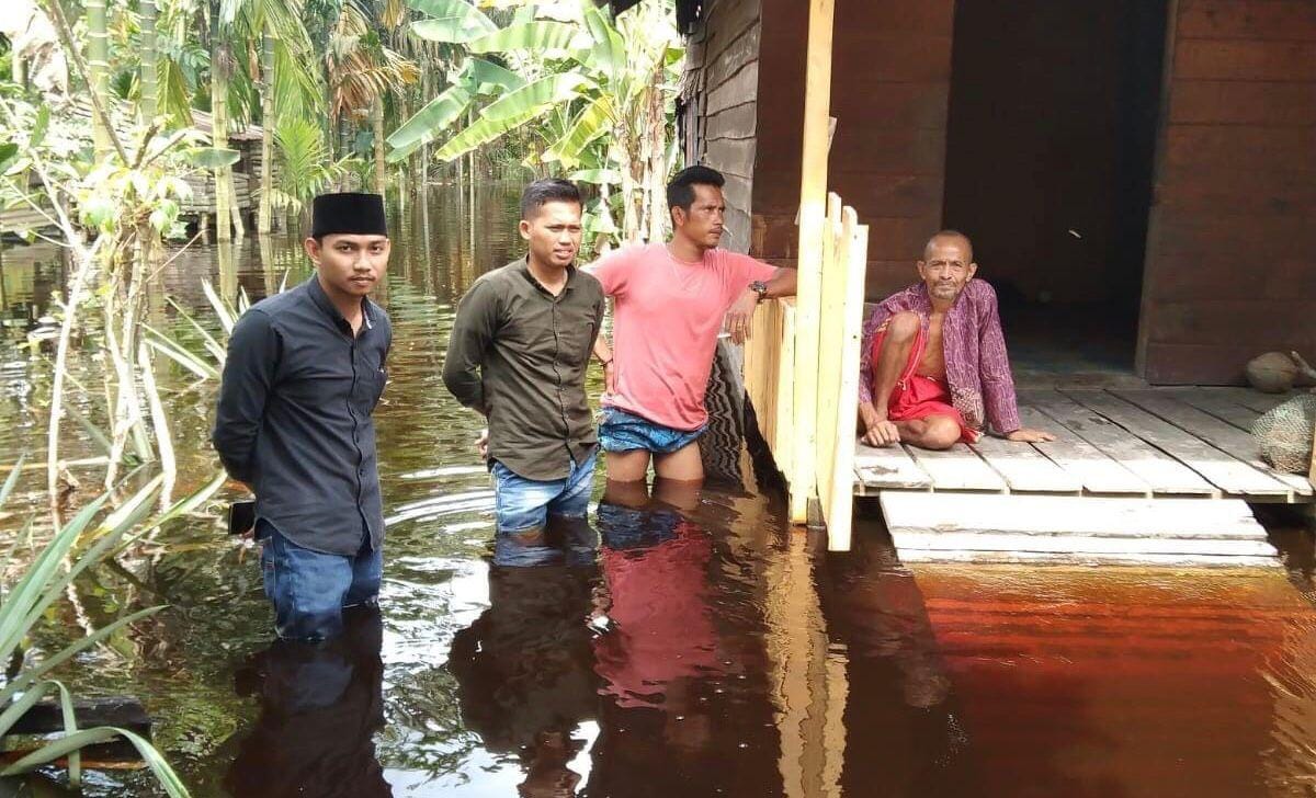 Luqman (dua dari kiri) saat mengunjungi warga masyarakat yang terdampak banjir