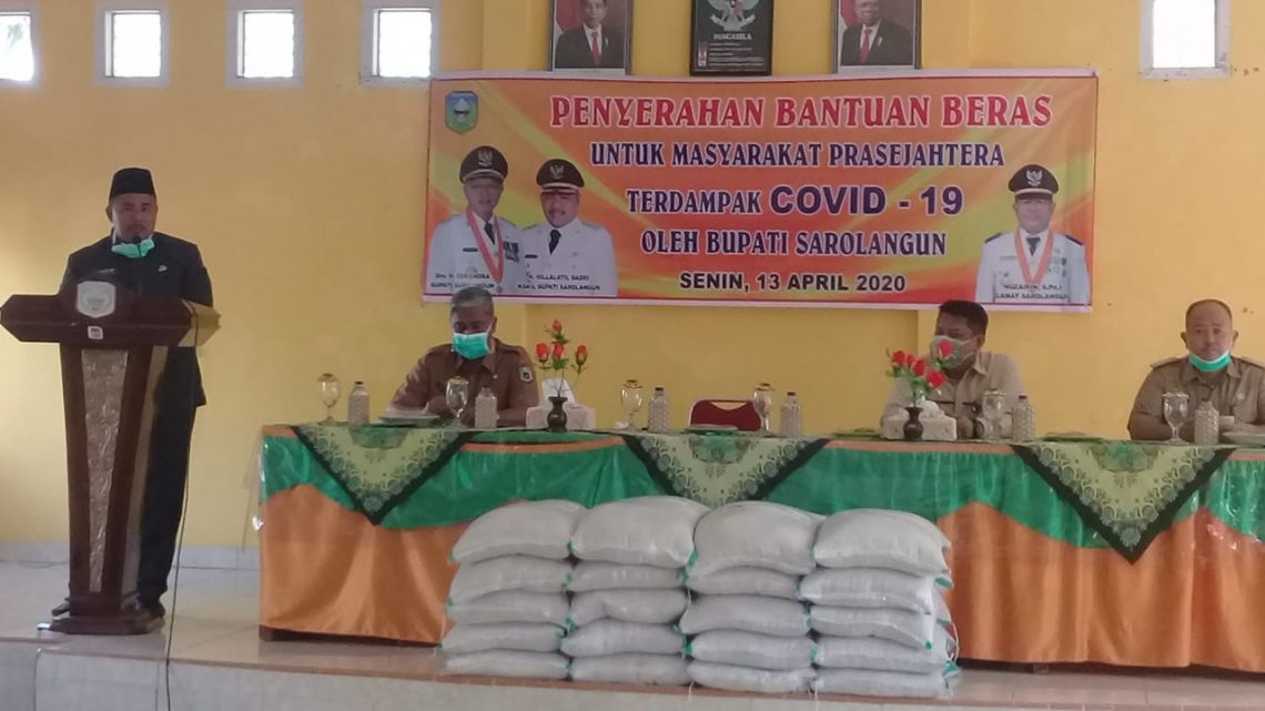 Wabup Hilal saat berikan bantuan beras ke warga Kecamatan Sarolangun