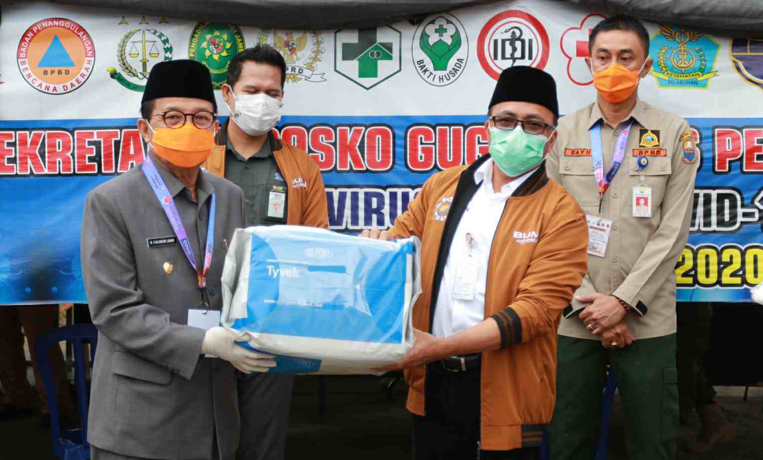 Gubernur Fachrori saat terima bantuan dari Forum BUMN Jambi