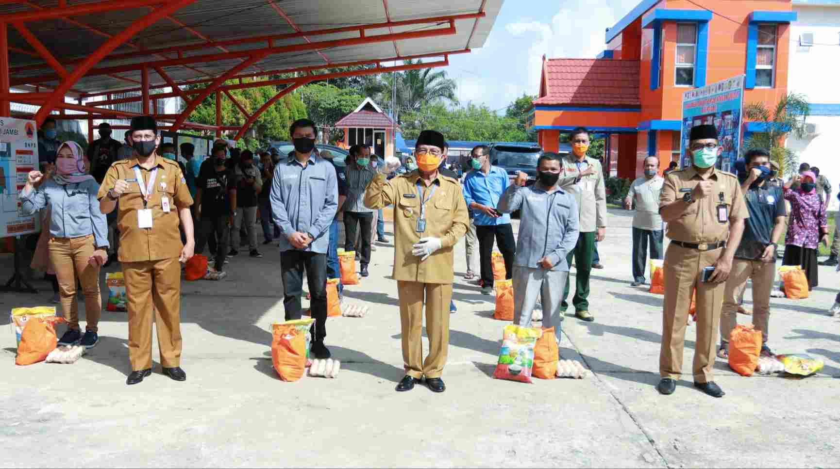 Fachrori Umar saat berikan bantuan