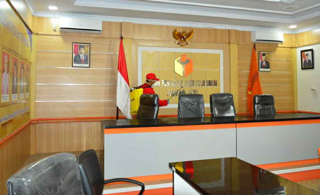 Petugas saat melakukan penyemprotan disinfektan