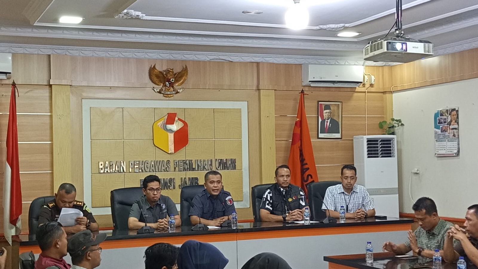 Konfresi pers Bawaslu Jambi, Selasa (8/10)