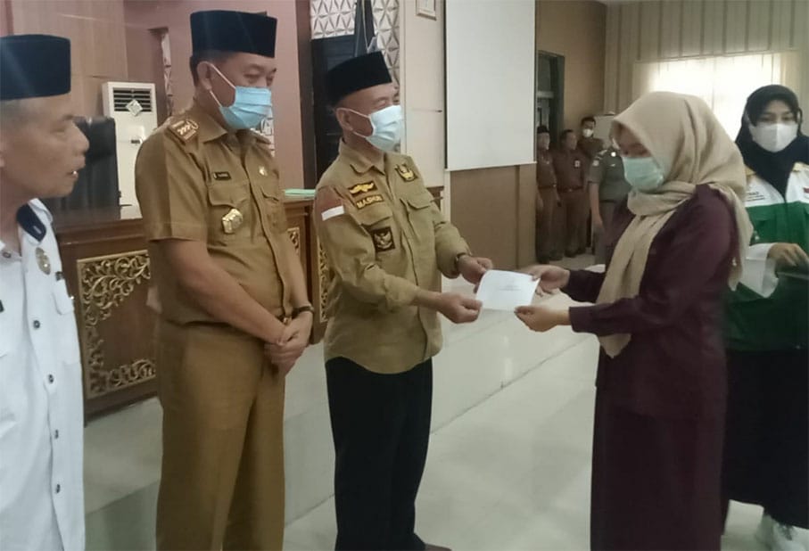 Bupati Mashuri saat pendisitribusian zakat komunikatif mustahik Baznas Merangin tahap pertama