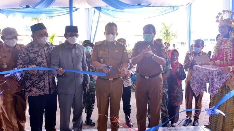 Wabup BBS saat resmikan gedung baru Kantor Desa Terpadu Desa Suka Makmur