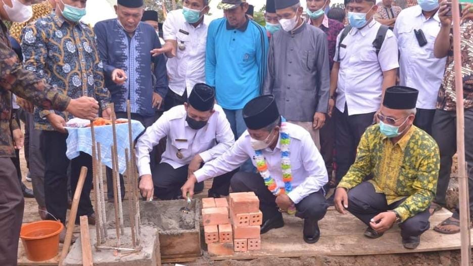 Wabup BBS dan Wagub Abdullah Sani peletakkan batu pertama pembangunan Masjid di Desa Arang Arang
